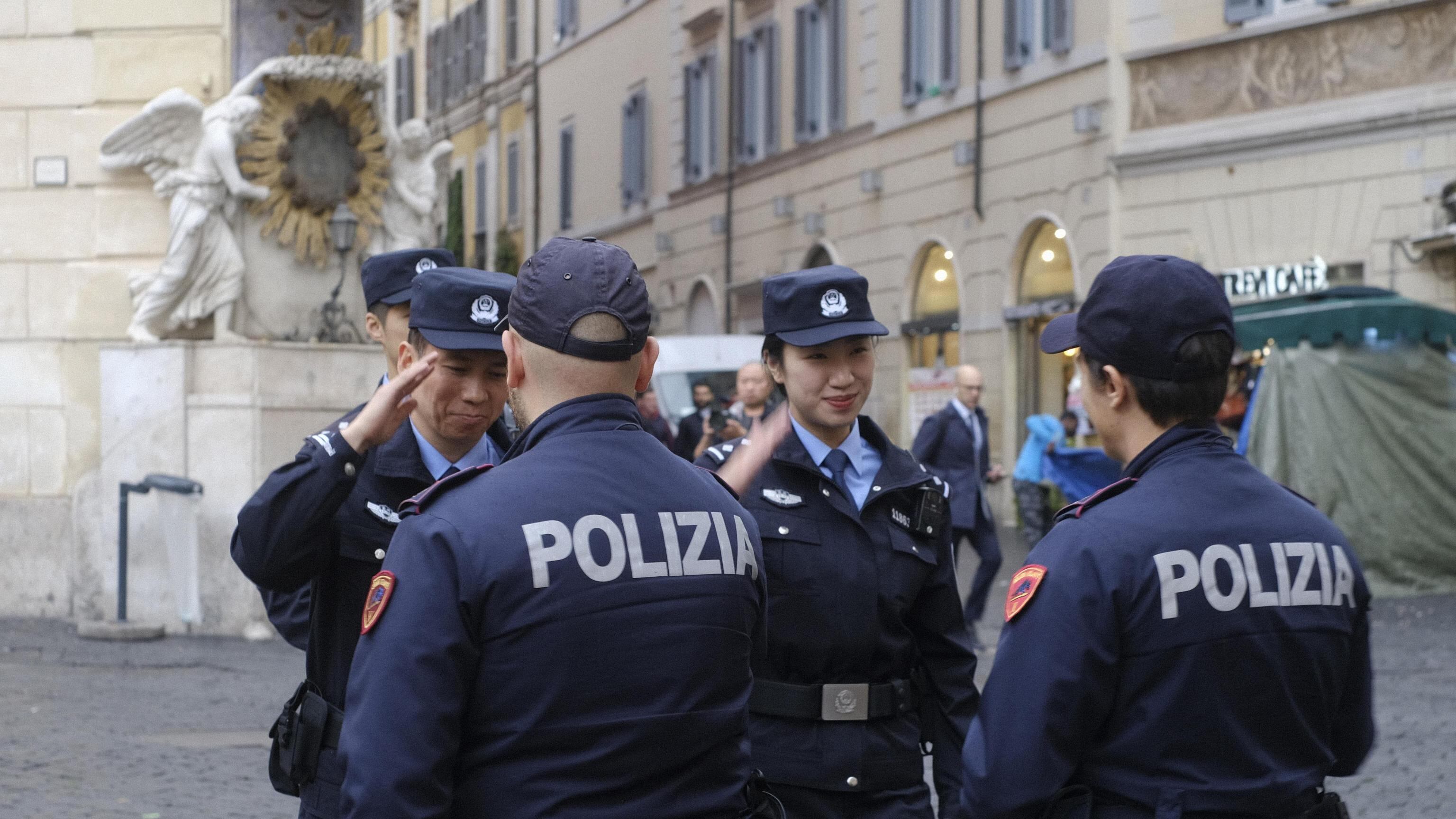 "Rubata l'identità a 5mila agenti della Digos": lo strano blitz degli hacker cinesi