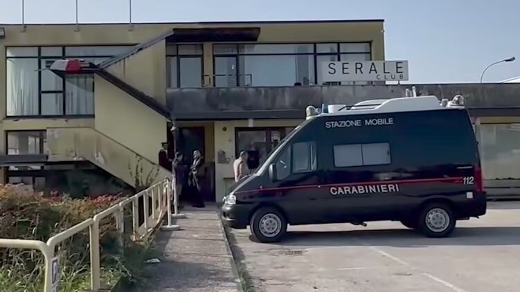 Neonata partorita in un night club e trovata morta: s'indaga per infanticidio