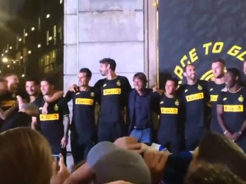 Inter, i tifosi intonano: ''Chi non salta è bianconero''. Ma Conte resta fermo