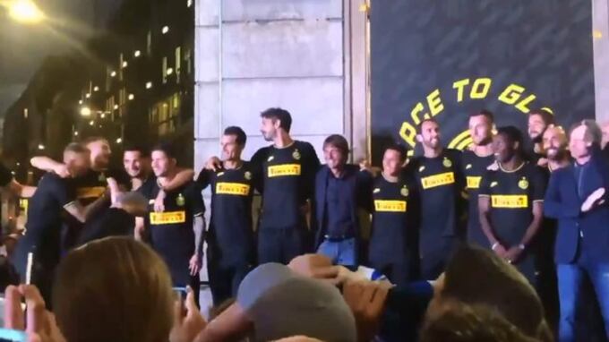 Inter, i tifosi intonano: ''Chi non salta è bianconero''. Ma Conte resta fermo