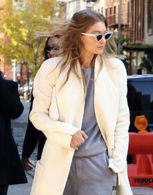 Gigi Hadid nuda sul cavallo 43
