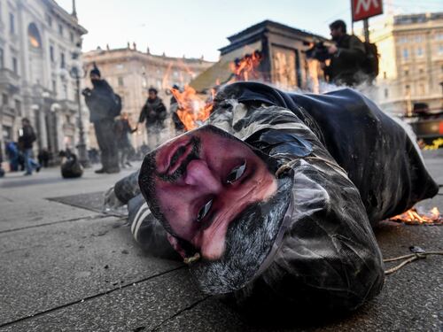 Gli studenti indossano i gilet gialli. E bruciano un fantoccio di Salvini