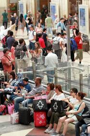 Grande affluenza alla  stazione centrale di Milano per il primo week-end di agosto  5