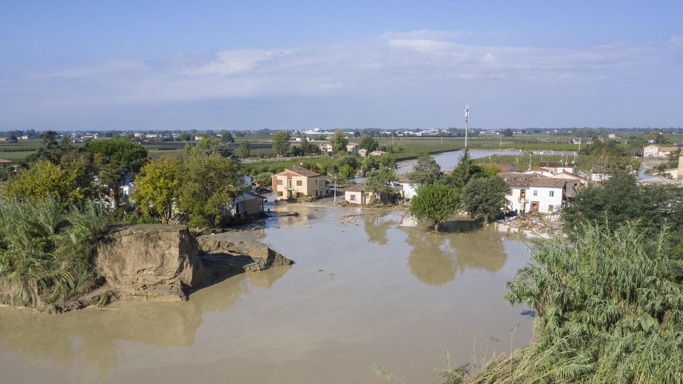 L'Emilia alluvionata torna in allerta rossa. Tre dispersi sulle Alpi Apuane e 800 sfollati