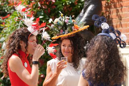 Trionfo di cappelli e colori ad Ascot 4