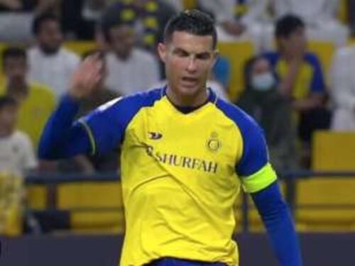 "Scaglia via il pallone poi litiga con l'arbitro...". Il gesto di stizza di Cristiano Ronaldo