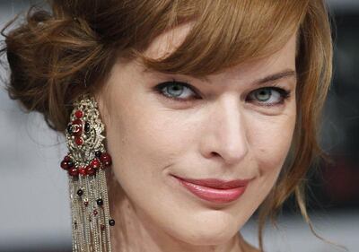 Milla Jovovich, mamma social contro i paparazzi 3