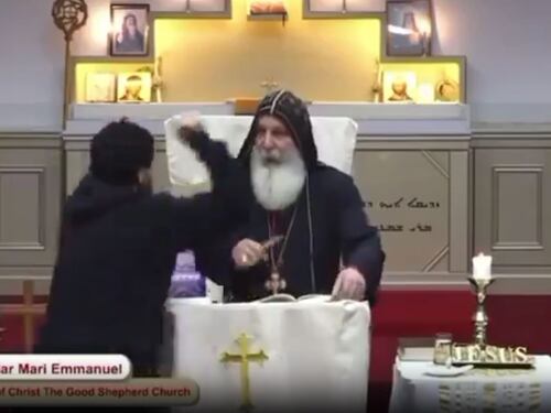 Sidney, terrore in chiesa: attacco al coltello in diretta streaming | Video