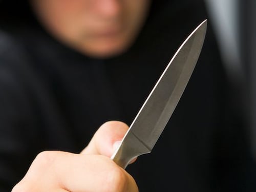 Clandestino accoltella un ragazzo, poi attacca gli agenti