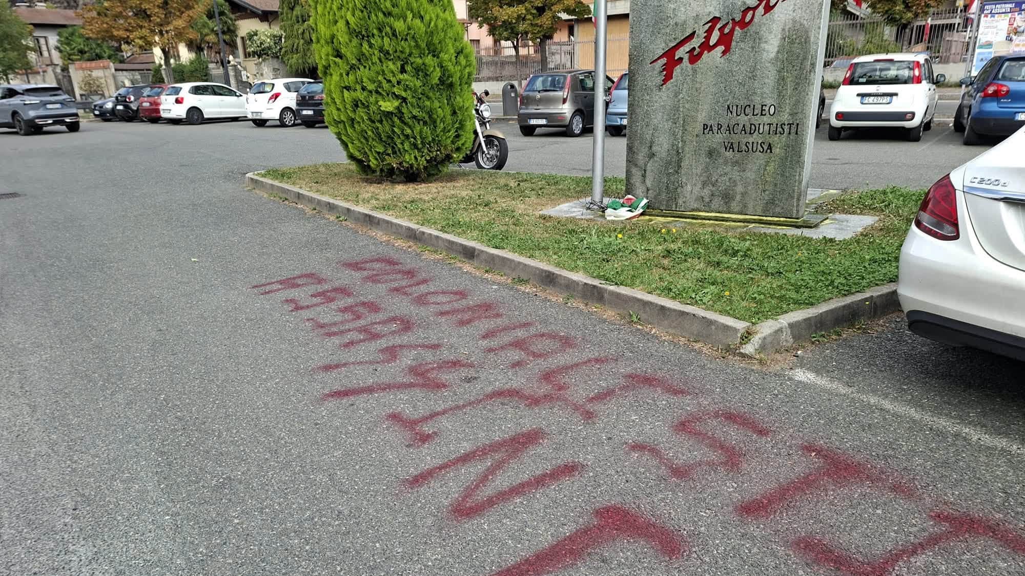 Monumento Folgore vandalizzato