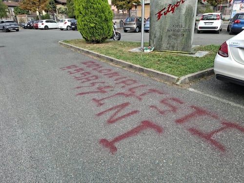 “Colonialisti assassini”. Vandalizzato il monumento alla Folgore