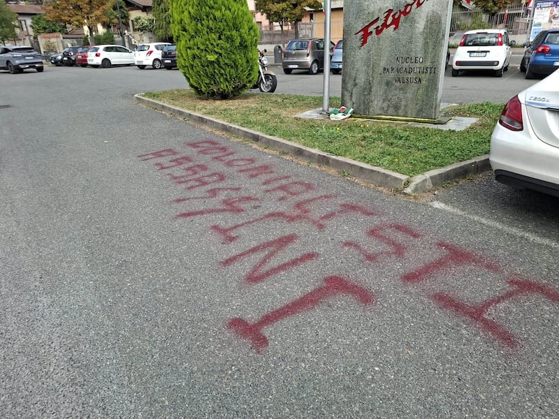 “Colonialisti assassini”. Vandalizzato il monumento alla Folgore