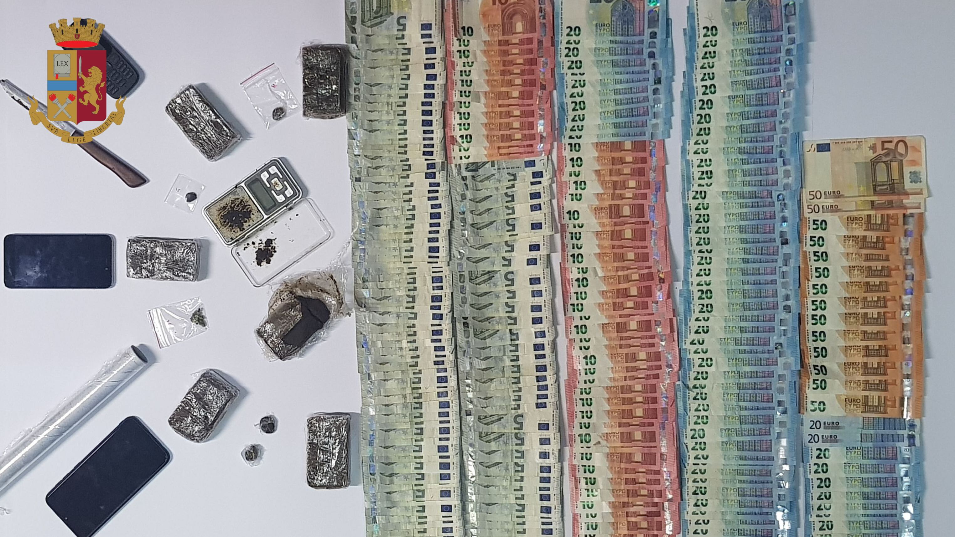 Ostia, sei panetti di hashish e tremila euro in contanti: in manette 23enne