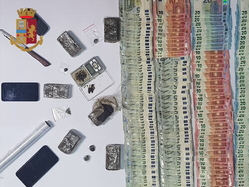 Ostia, sei panetti di hashish e tremila euro in contanti: in manette 23enne