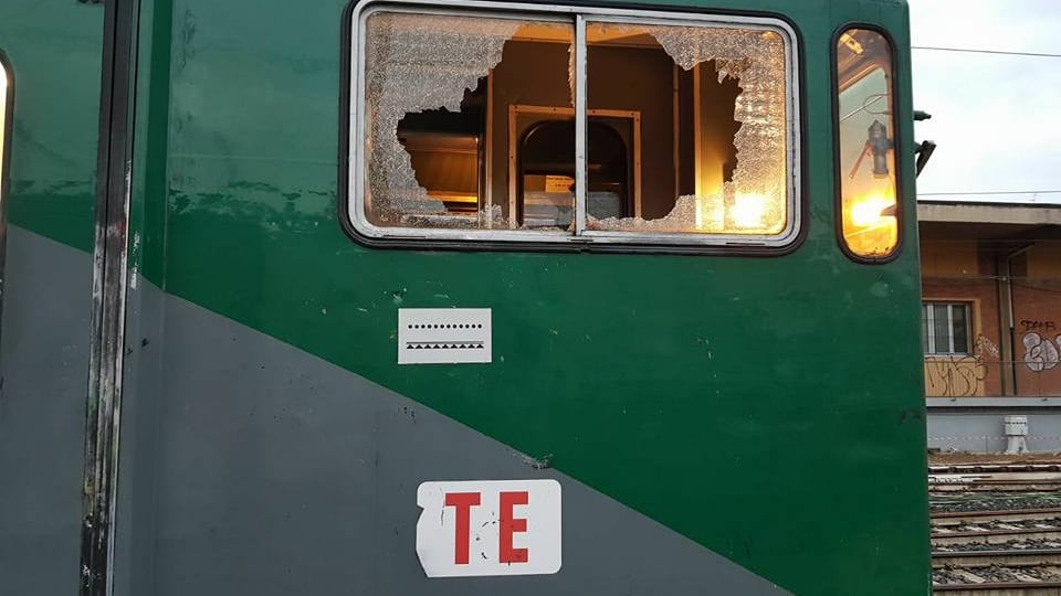 Treni ancora nel mirino. Sassi contro una motrice e schiaffi a un capotreno