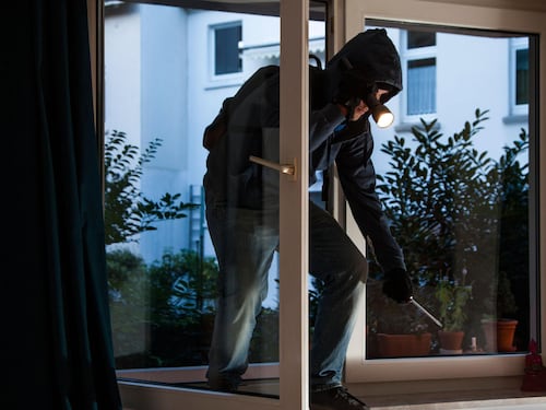 Roma, sente rumore in casa e si trova faccia a faccia con il ladro