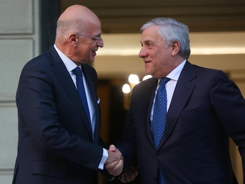 "Contrasto all'immigrazione illegale e stabilità nei Balcani". I temi sul tavolo di Tajani e Mitsotakis