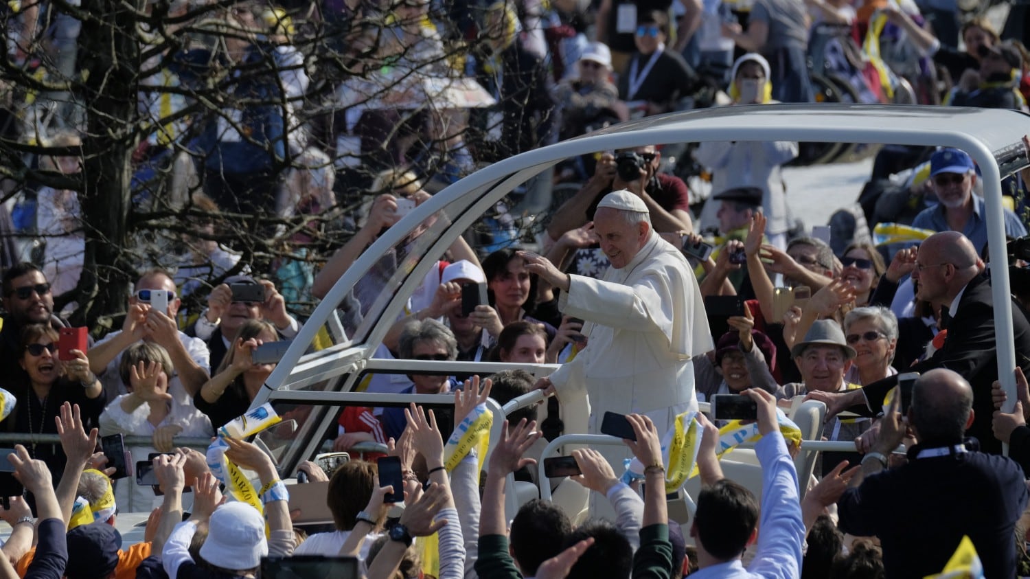 Miracolo Bergoglio Un milione di fedeli di un'Italia antica che si riscopre viva