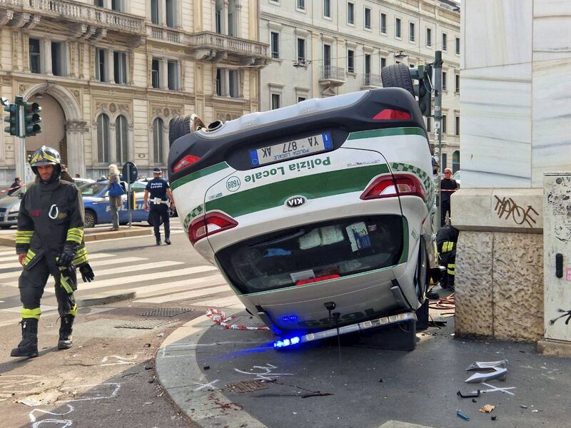 Violento scontro tra una Ferrari e un'auto della polizia locale in Porta Venezia a Milano 5