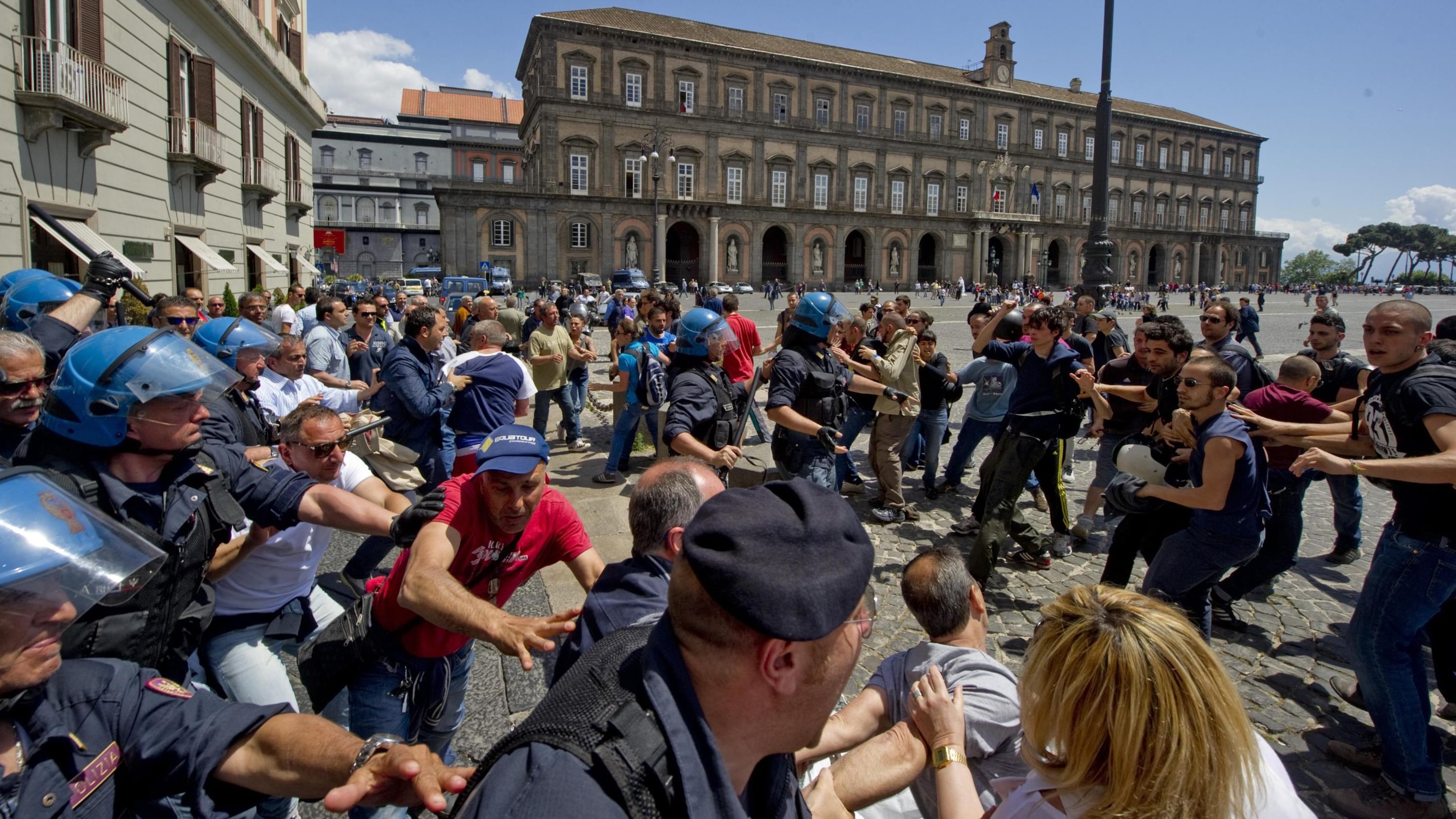 Ministro Carrozza a Napoli Scontri, risse e tafferugli: polizia carica gli studenti