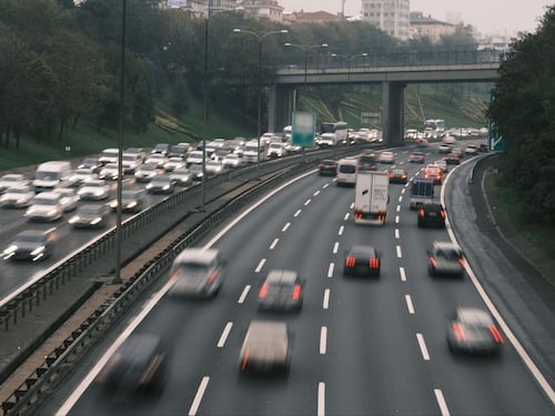Rivoluzione al volante col nuovo Codice della Strada: come cambiano le regole su sorpassi, rotonde e caselli