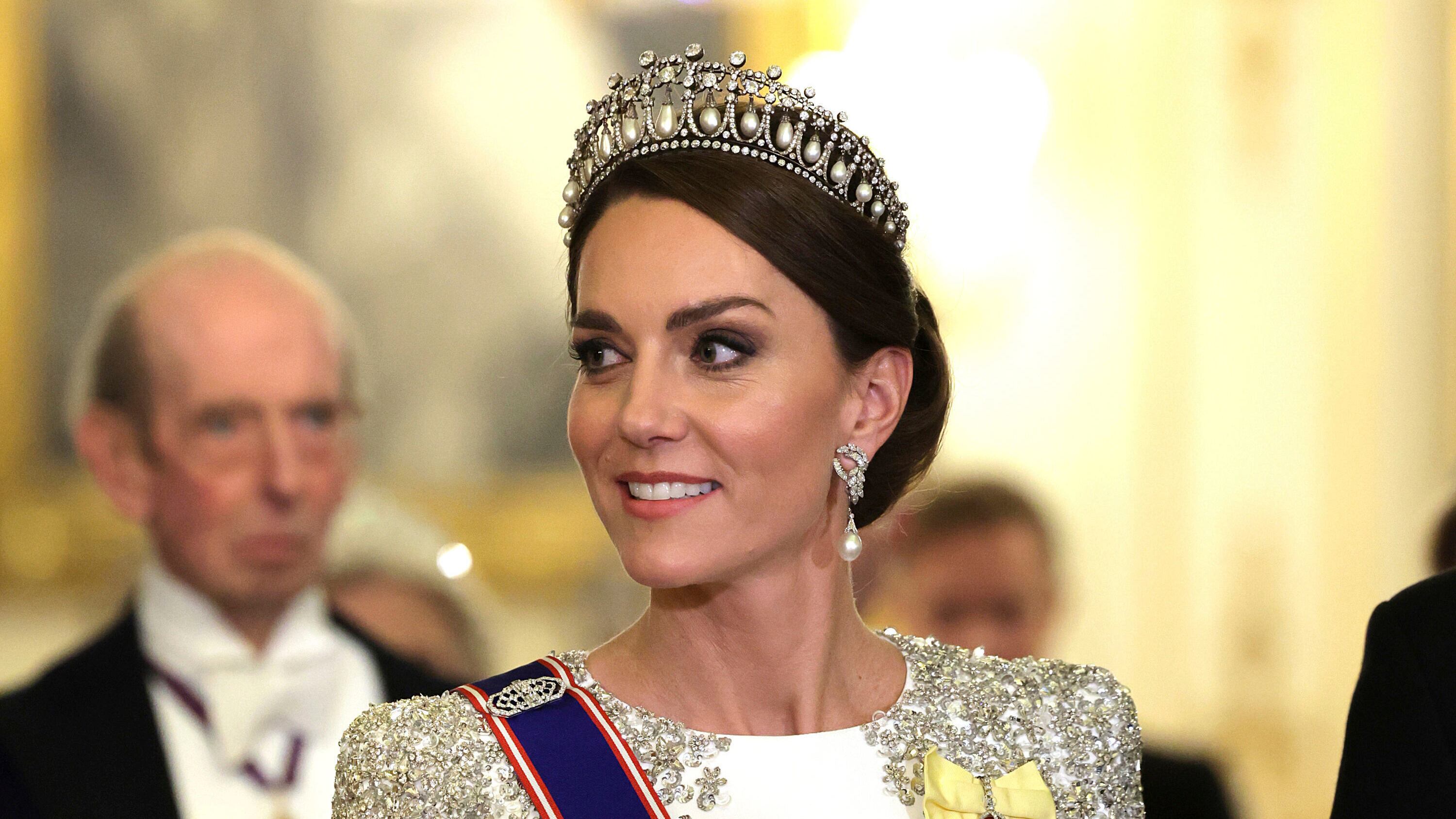 Re Carlo e Kate operati, vuoto di potere nella monarchia: cosa succede in questi casi