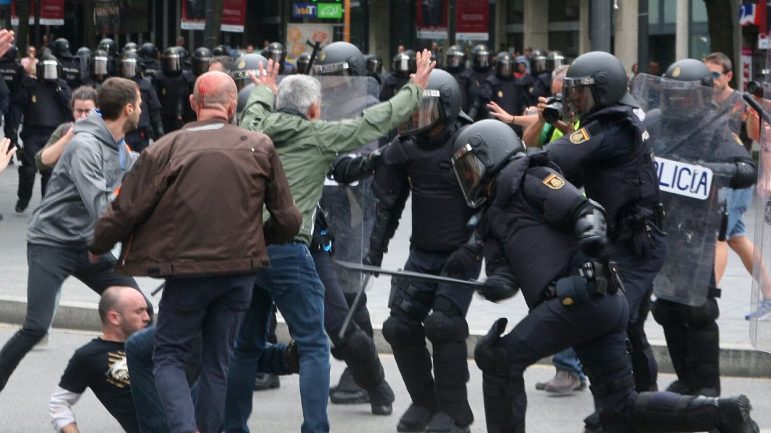 Stravince il "Sì": 87%. Scene da guerra civile con assalti ai seggi