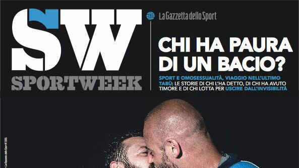 Sportweek, in copertina bacio tra rugbisti: è la prima volta in Italia