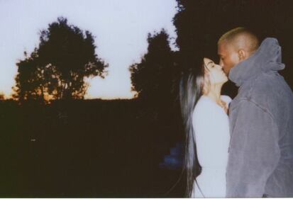 Kim Kardashian hot: bionda e scollata su Twitter 6