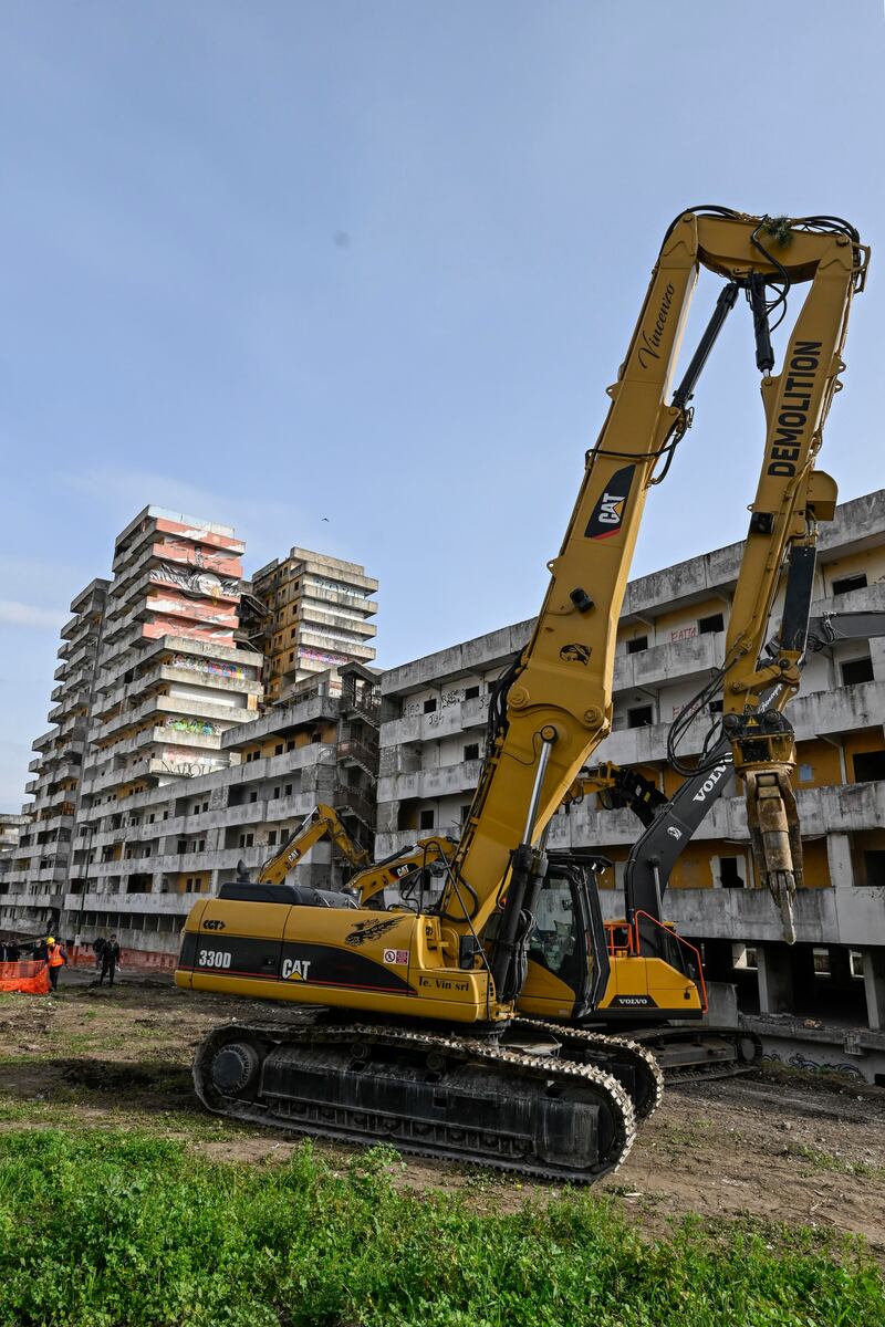 Scampia, inizia la demolizione della Vela gialla 9
