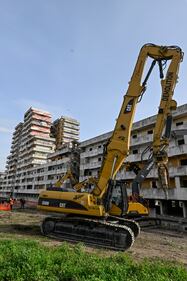 Scampia, inizia la demolizione della Vela gialla 9
