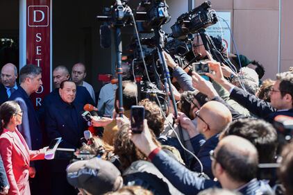 Silvio Berlusconi esce dall'ospedale 1