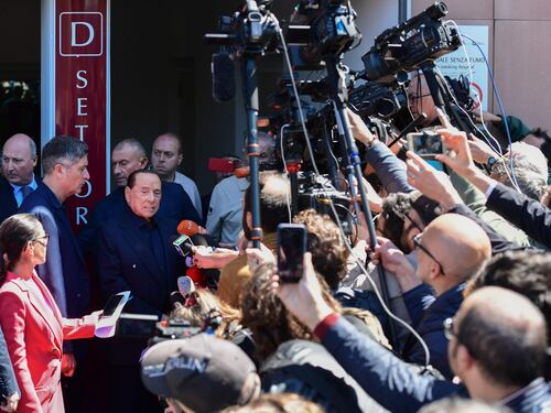 Silvio Berlusconi esce dall'ospedale