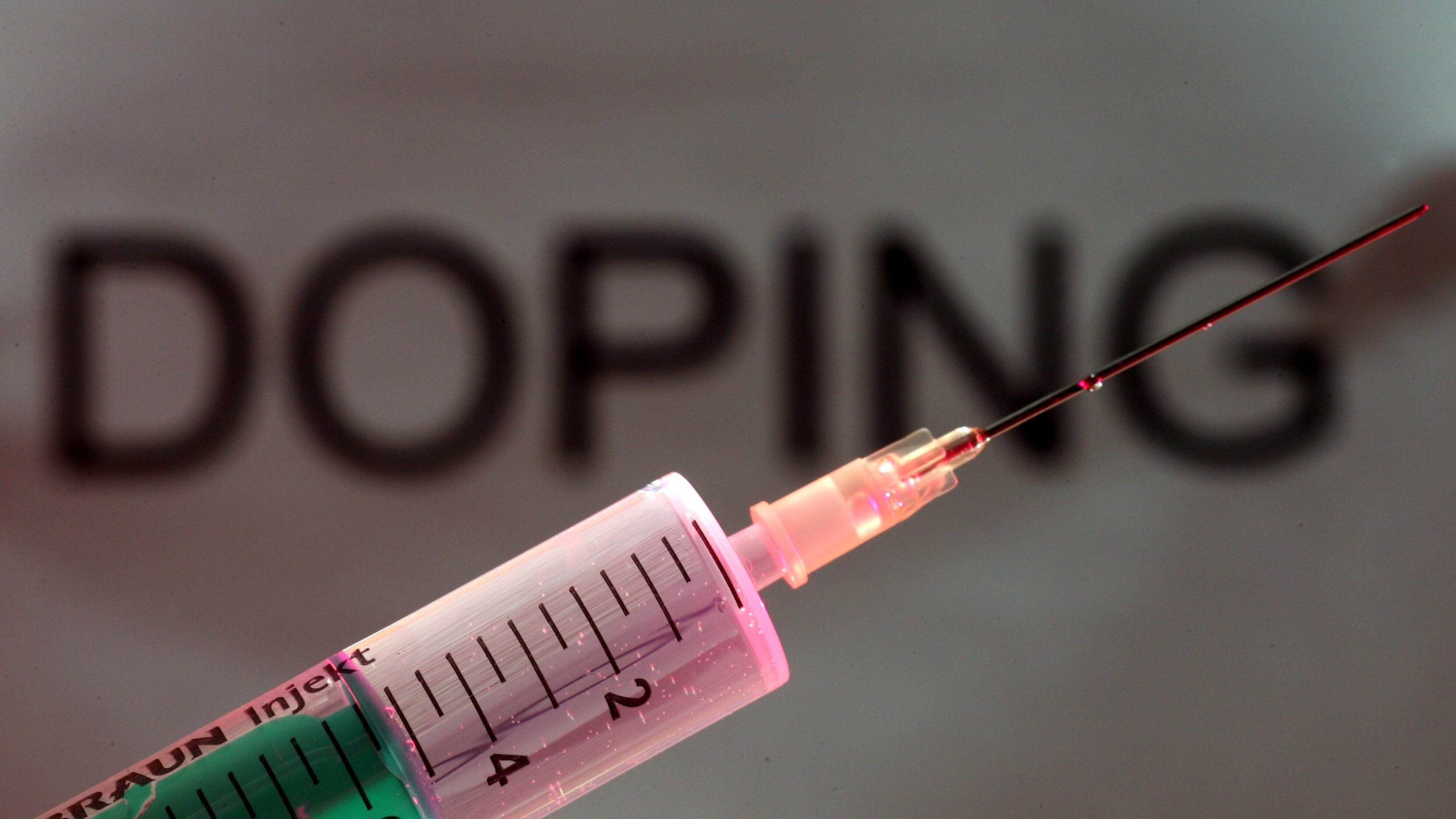 Crotone, tossico minaccia agenti con siringa piena di sangue