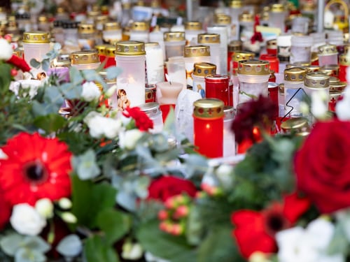Crans-Montana, “Giù le mani dalle foto dei nostri figli”: i familiari contro la scelta del Comune di eliminare il memoriale