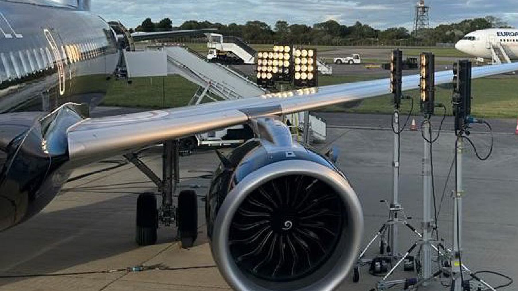 L'aereo decolla senza finestrini: il panico, poi l'atterraggio d'emergenza