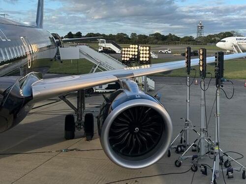 L'aereo decolla senza finestrini: il panico, poi l'atterraggio d'emergenza