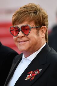 Elton John sul red carpet con gli occhiali a cuore 3