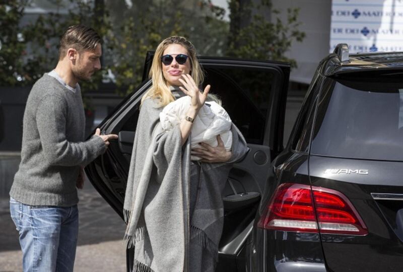 Francesco Totti e Ilary Blasi, primi scatti con la piccola Isabel: foto 11