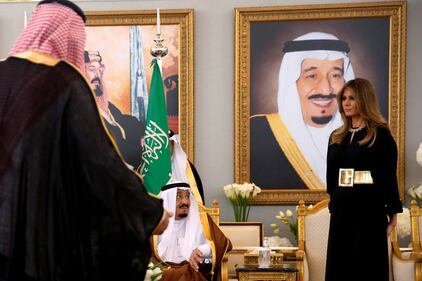 Melania Trump in Arabia Saudita senza il velo islamico 7