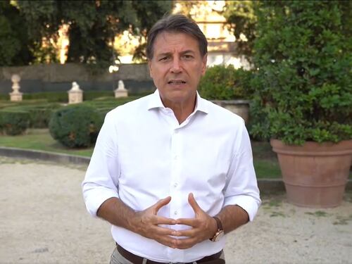 Conte telefona: "Solidarietà umana". E mezzo governo lo ringrazia. "Un uomo onesto"