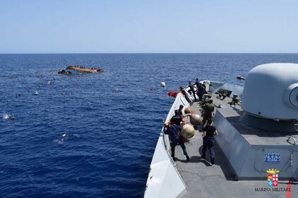 Naufragio a largo della Libia: a bordo 500 persone 2
