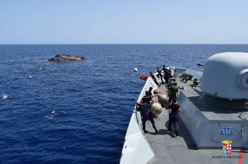 Naufragio a largo della Libia: a bordo 500 persone 2