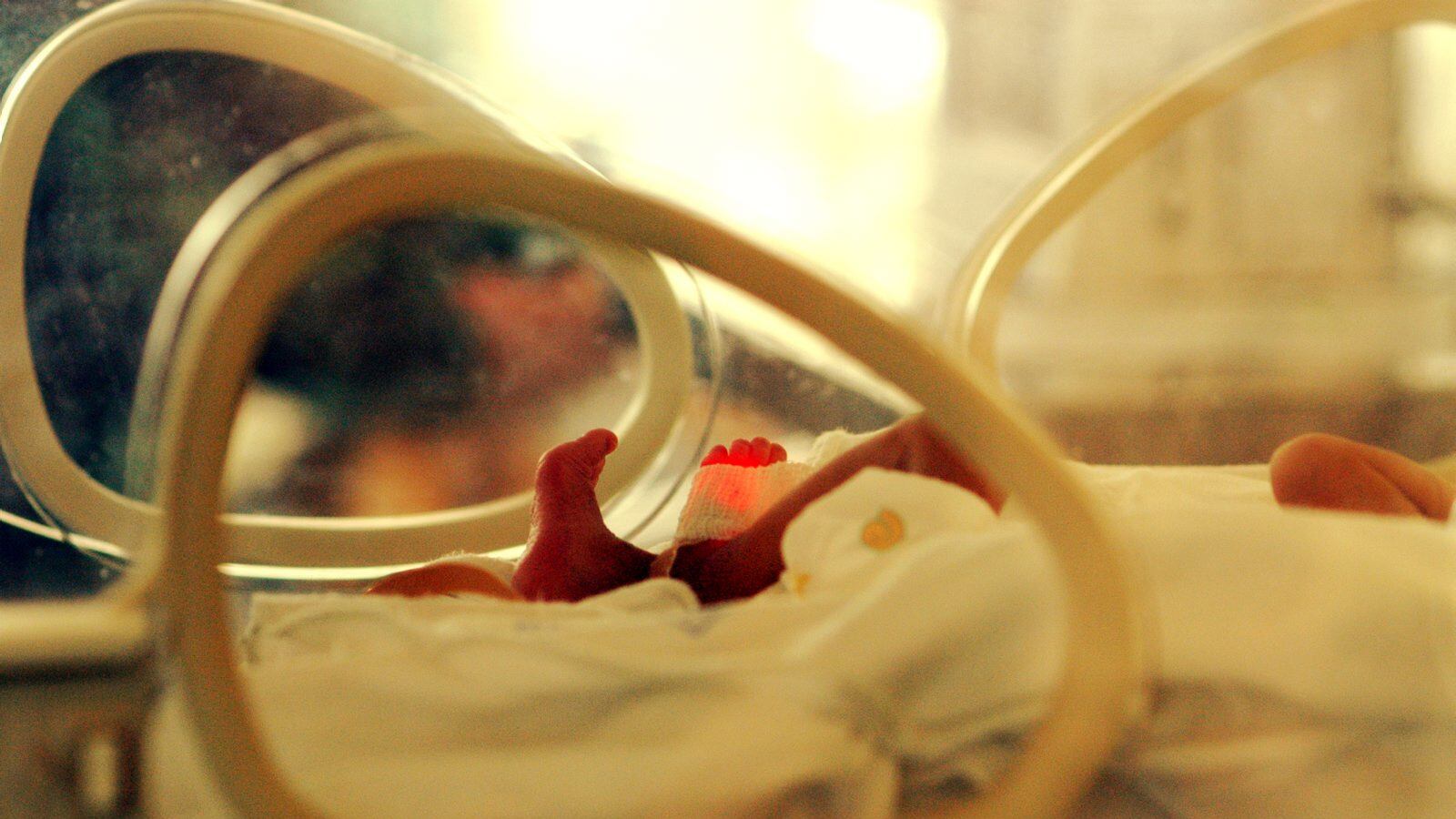 Droghe e problemi psichici, chi è la mamma della neonata partorita in un water: cosa sappiamo