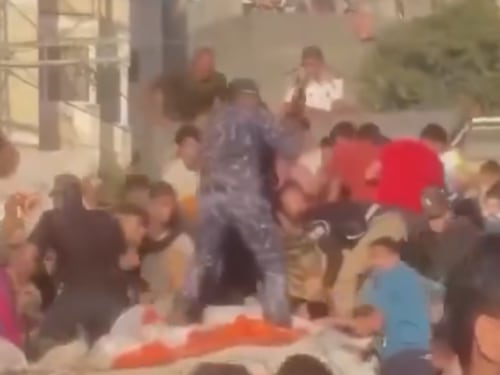 Bastonate sui palestinesi: la violenza choc di Hamas
