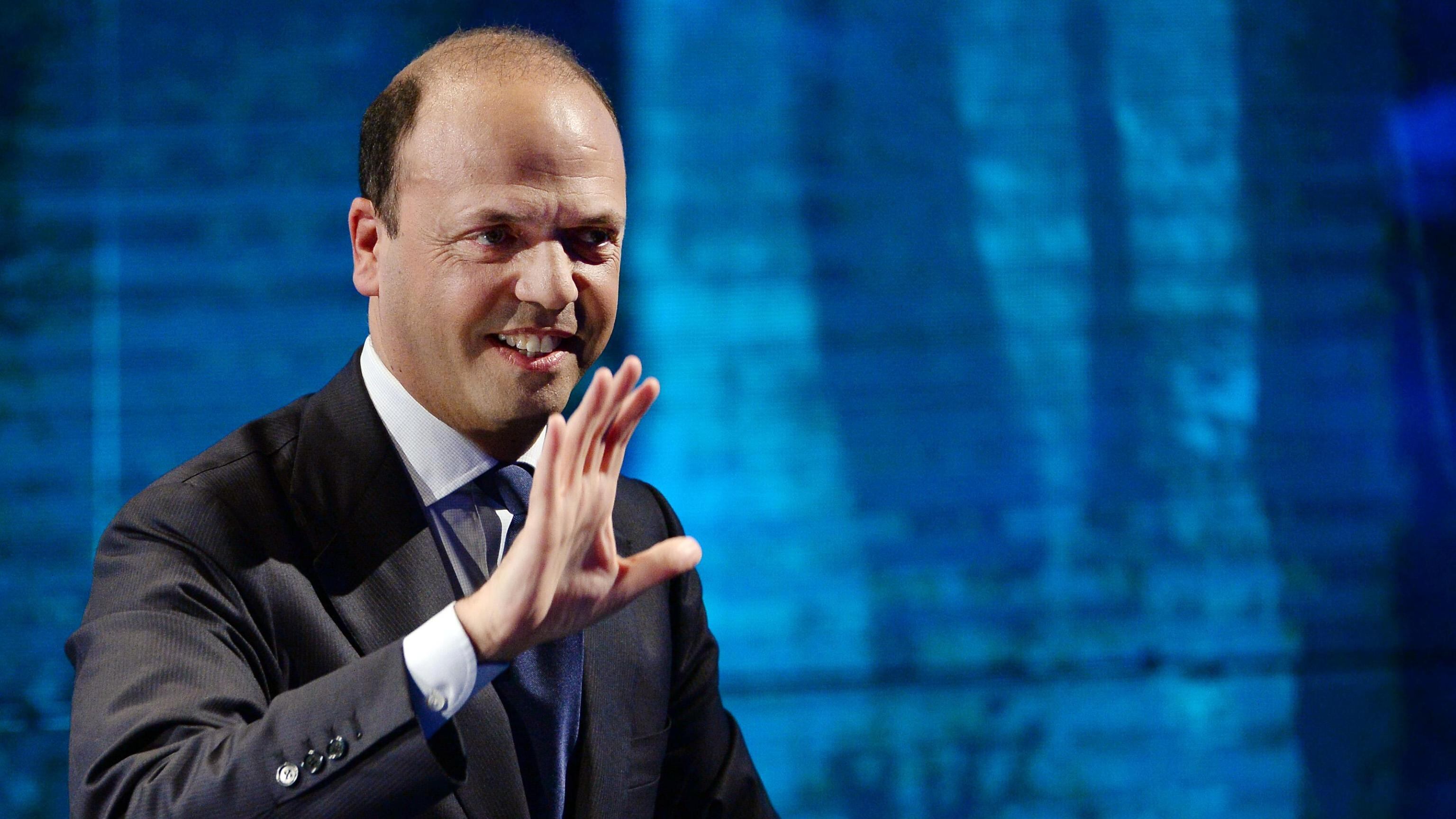 Pur di non perdere il Viminale Alfano "apre" alle unioni civili