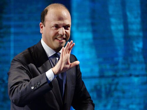 Pur di non perdere il Viminale Alfano "apre" alle unioni civili