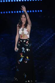 Sanremo 2017, gli outfit sexy della prima serata 34