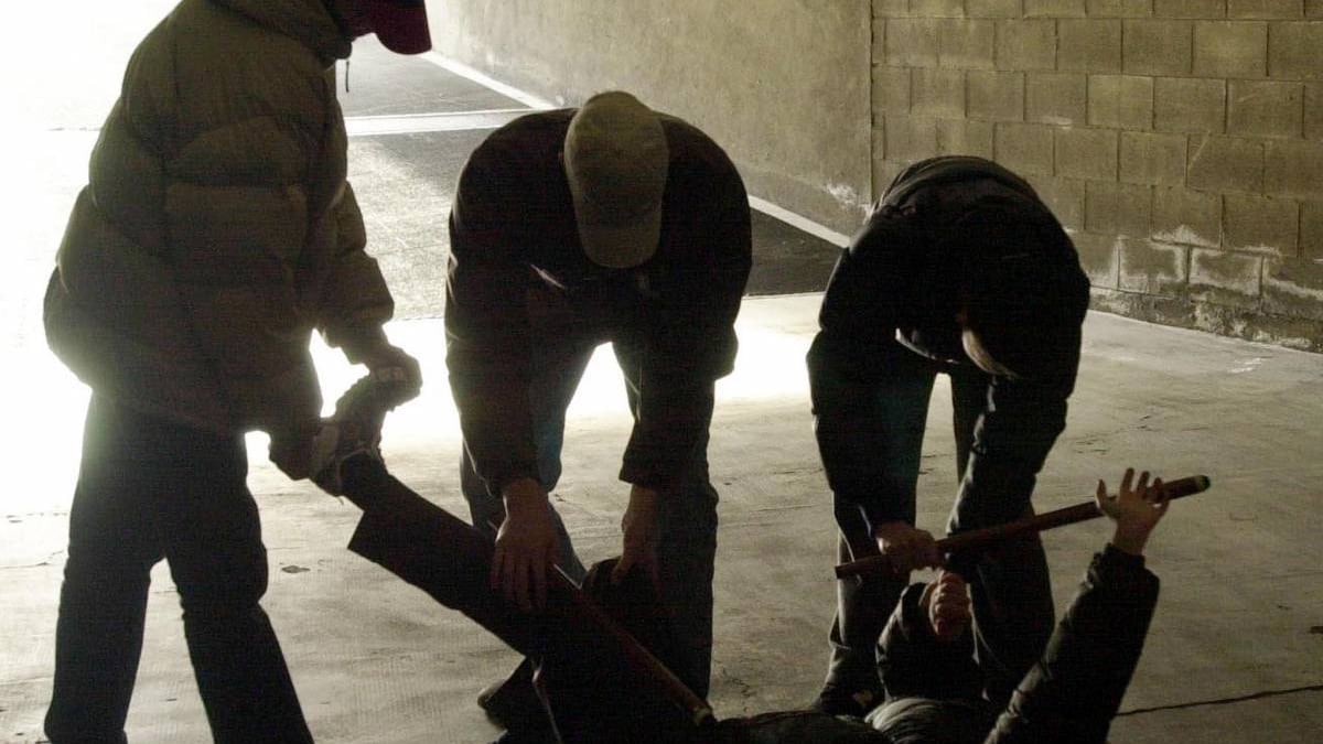 Scelgono uno studente a caso e lo massacrano di botte, la furia della baby gang a Mestre