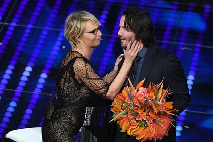 Sanremo 2017, Maria De Filippi e il bacio agli ospiti 1